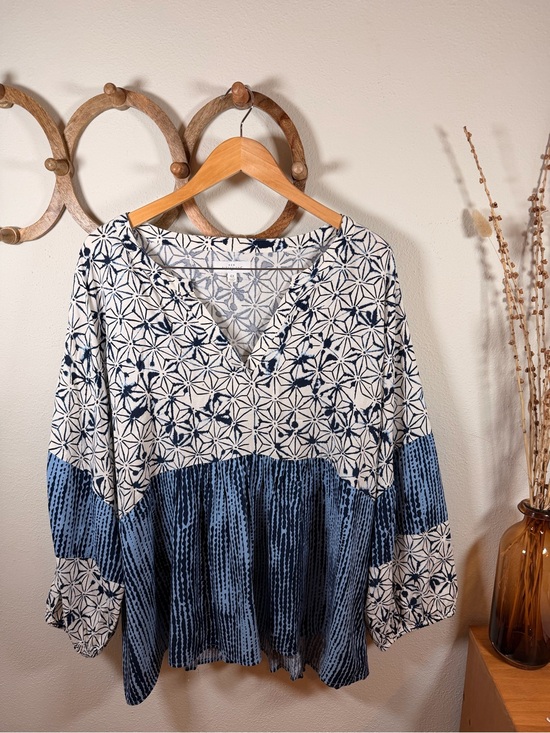 new directions Tops - New Directions 4X Blue White Rayon Peplum Boho Split Neck Blouse